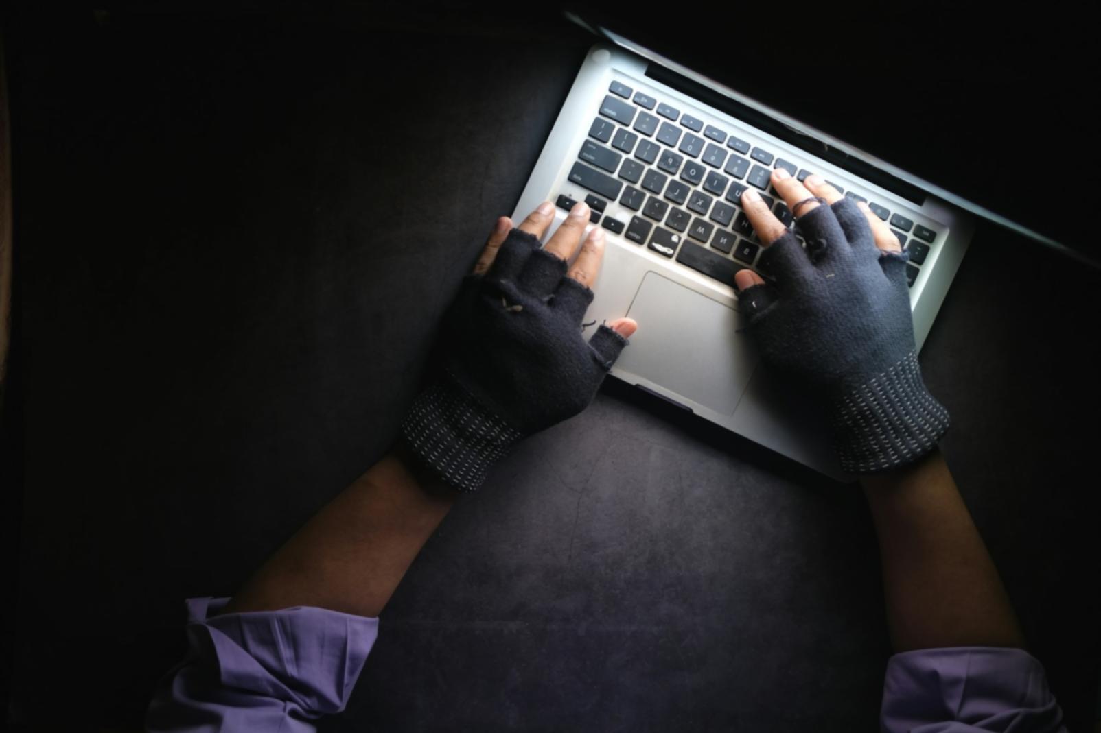 Team bei der Entwicklung ethischer KI-Lösungen in modernem Büroumfeld